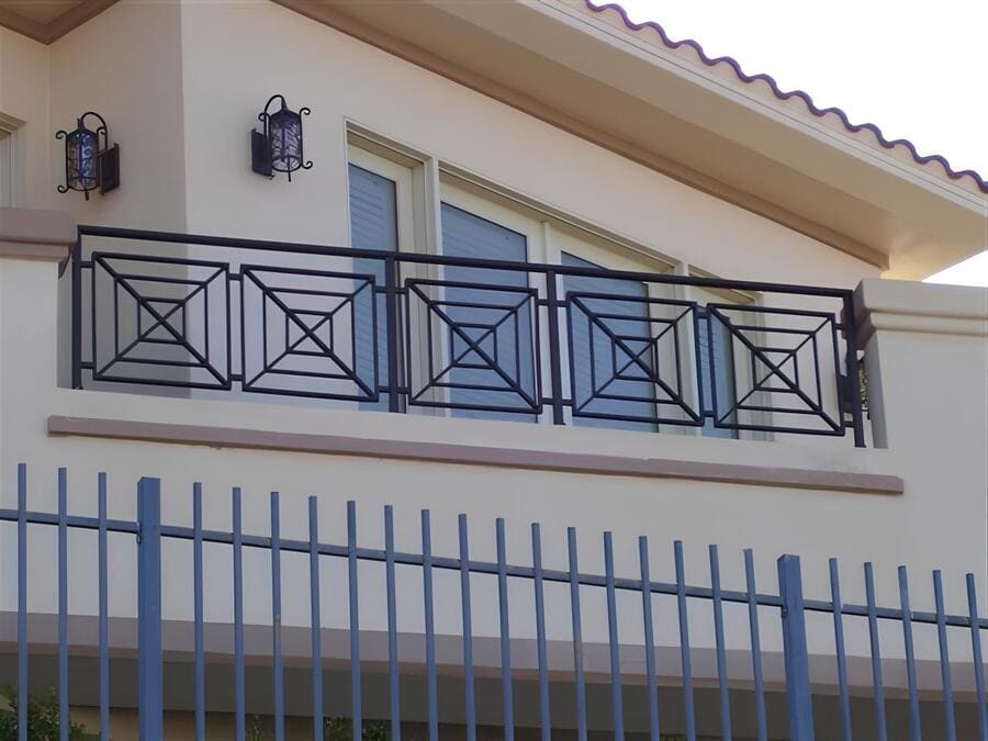 Guarda-corpo metálico preto com desenho geométrico em varanda