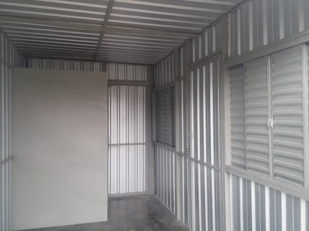 foto interna do container almoxarifado