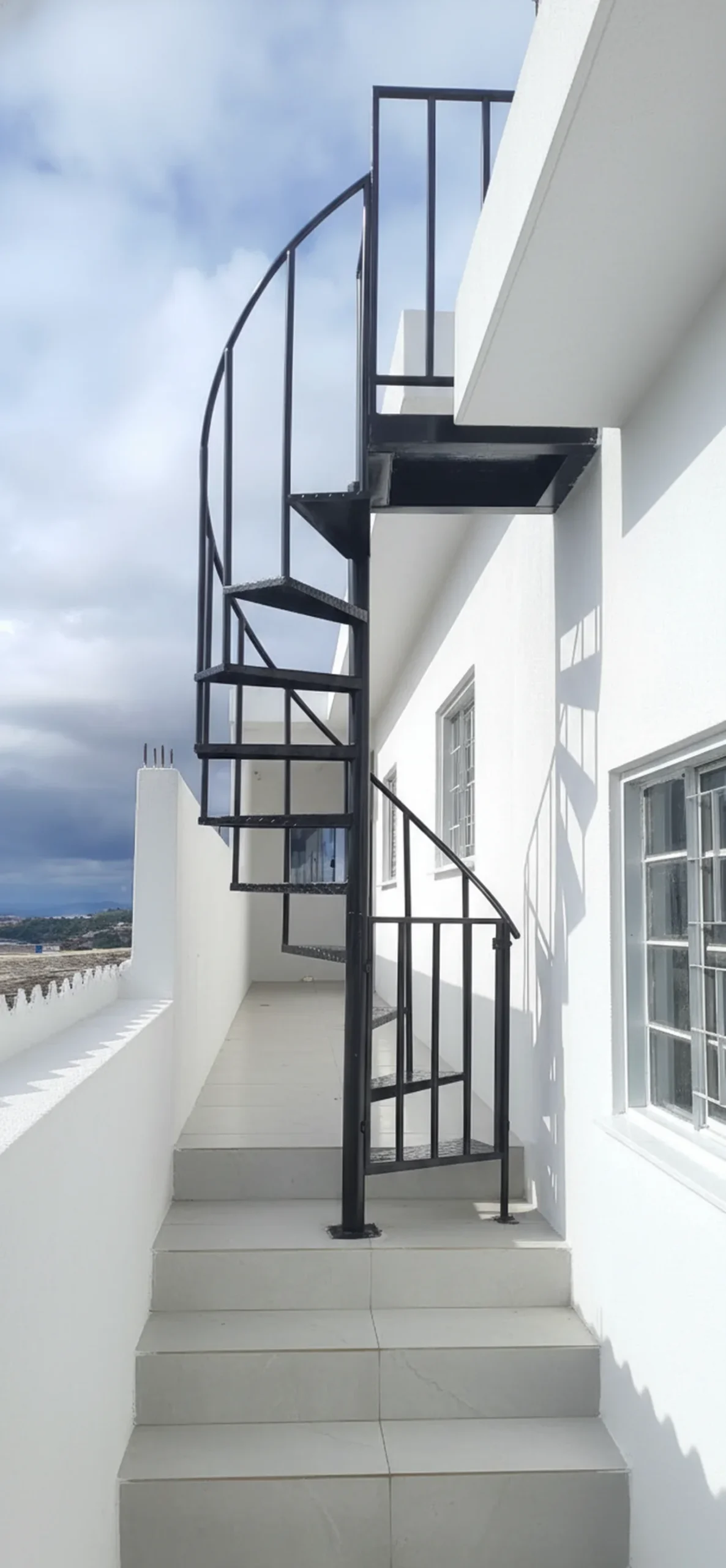 Escada caracol de ferro no Sítio do Rosário, Santana de Parnaíba - Projeto personalizado pela Serralheria Solo Brasileiro