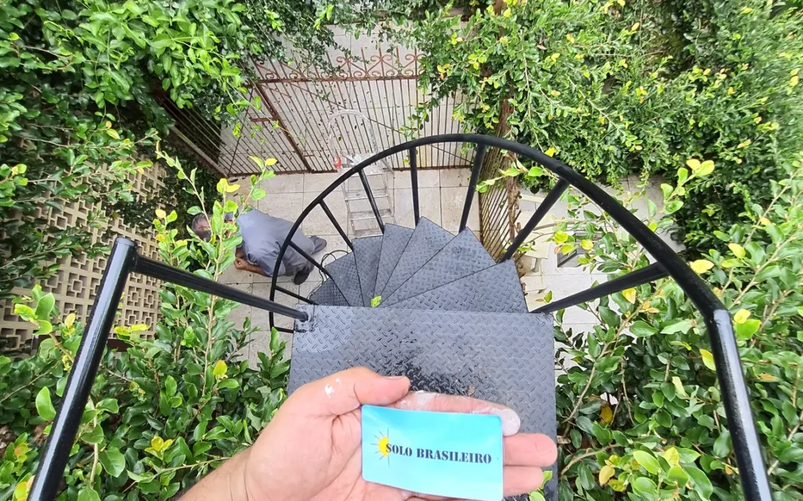 Estrutura de escada caracol de ferro no Sítio do Rosário, Santana de Parnaíba - Detalhes técnicos e qualidade Serralheria Solo Brasileiro