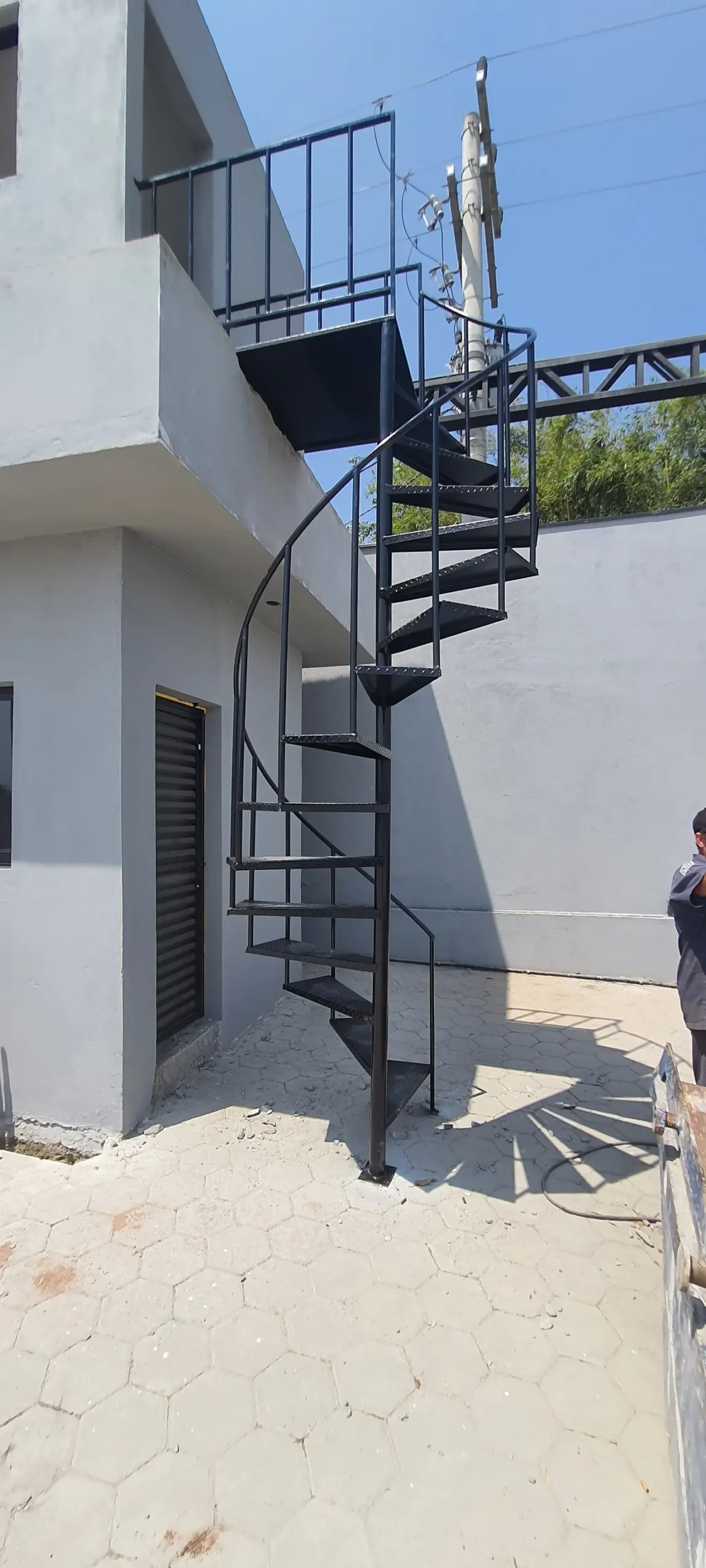 Escada caracol de ferro instalada no Sítio do Rosário, Santana de Parnaíba - Solução compacta e moderna