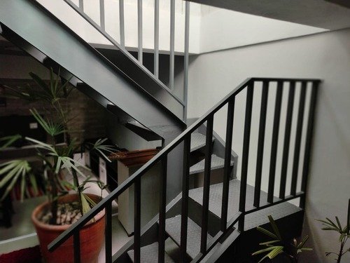 Foto escada metálica residencial produzida pela serralheria solo brasileiro