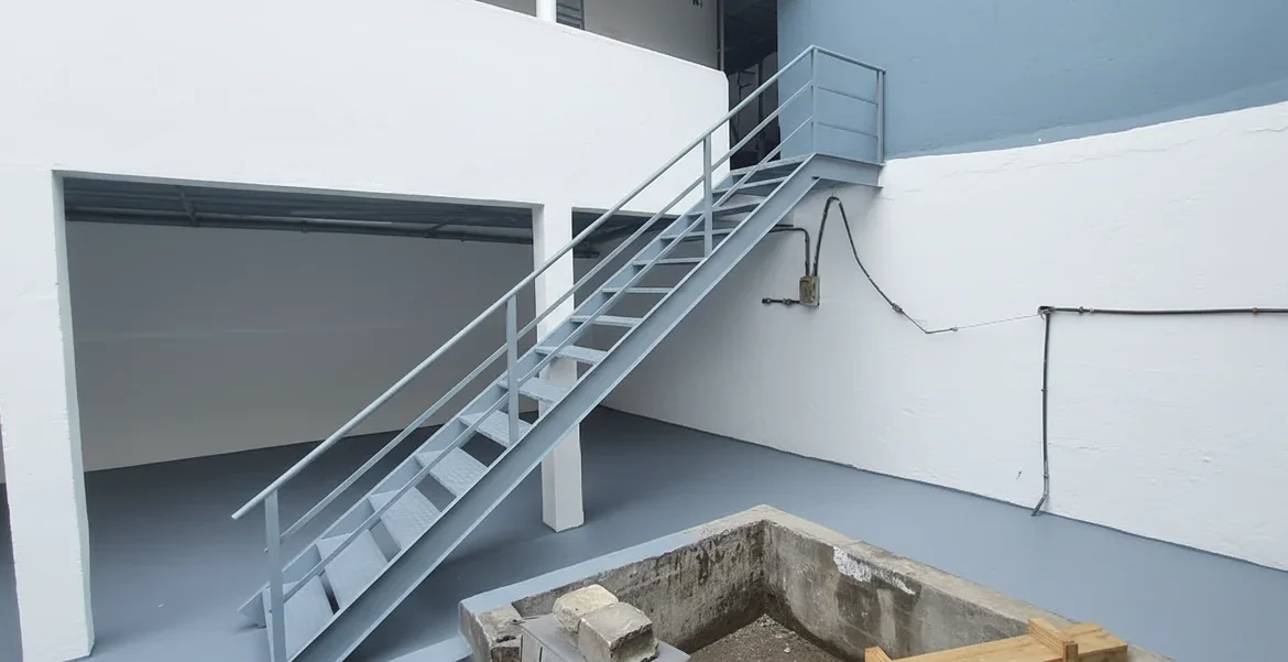 escada metálica reta no Jardim Santa Lídia, Guarulhos serralheria Solo Brasileiro fabricação sob medida instalação profissional