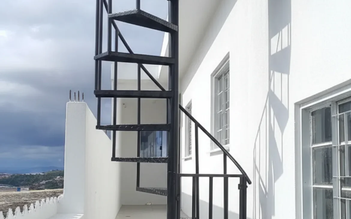 escada metálica modelo caracol no Jardim Santa Lídia, Guarulhos fabricação serralheria Solo Brasileiro solução compacta moderna sob medida