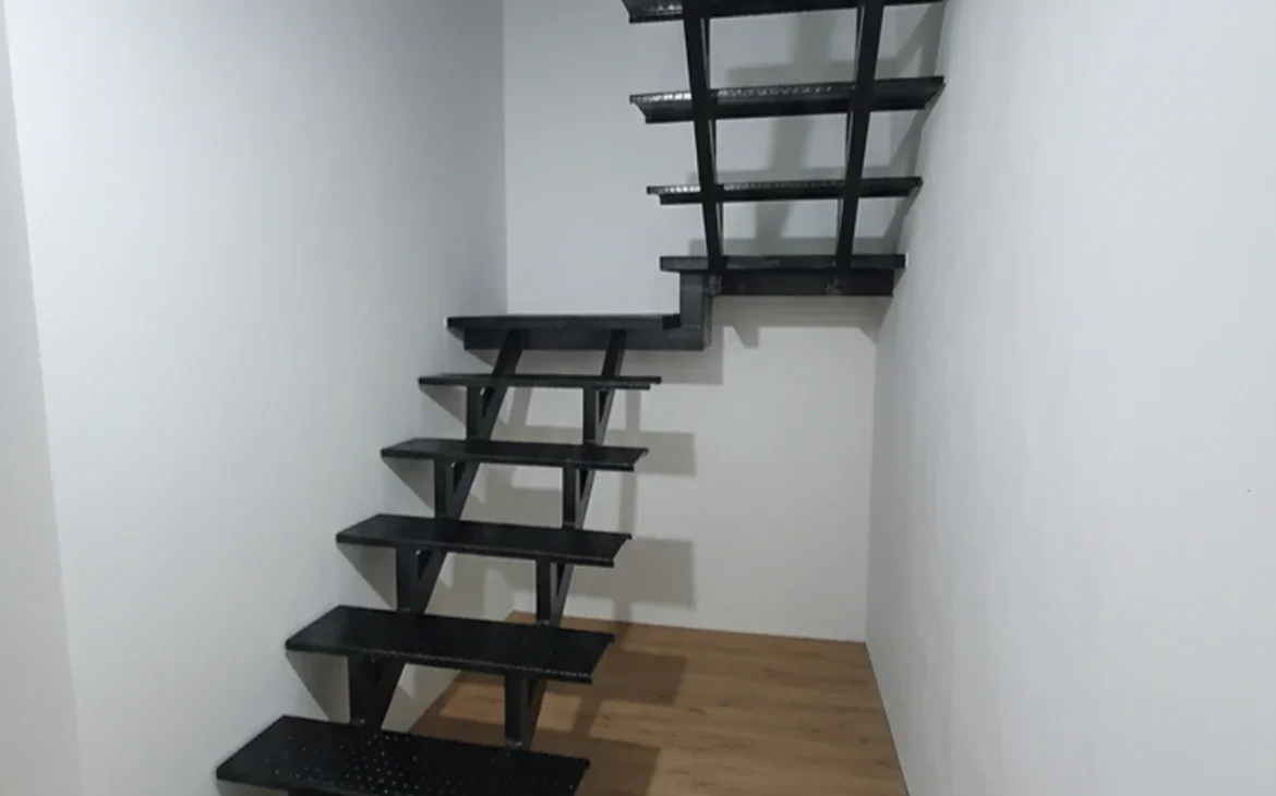 escada metálica em U no Jardim Santa Lídia, Guarulhos serralheria Solo Brasileiro fabricação personalizada