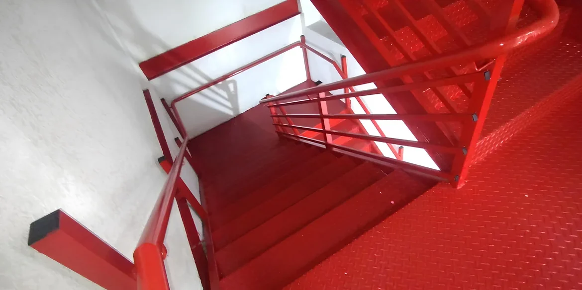 escada metálica industrial no Jardim Santa Lídia, Guarulhos serralheria Solo Brasileiro fabricação reforçada para galpões e áreas técnicas