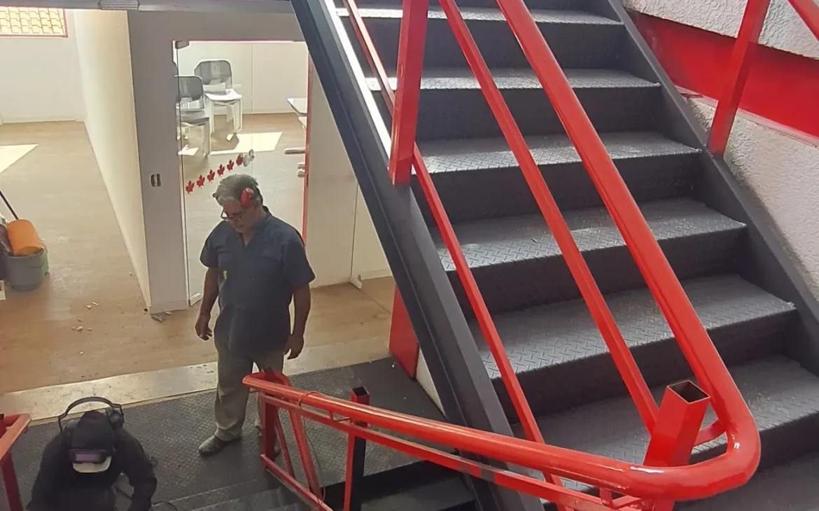 escada metálica comercial no Jardim Santa Lídia, Guarulhos fabricação e instalação serralheria Solo Brasileiro estrutura resistente para alto fluxo