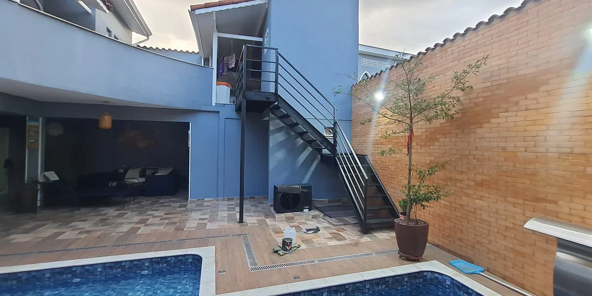 escada metálica residencial no Jardim Santa Lídia, Guarulhos fabricação e instalação serralheria Solo Brasileiro estrutura sob medida com chapa xadrez antiderrapante