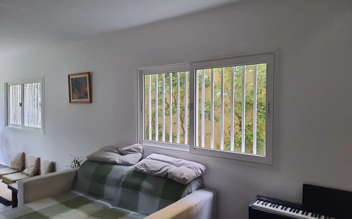 imagem do interior da casa com a Grade janela de ferro branca com
barras verticais fabricada pela serralheria solo brasileiro instalado no
Parque Novo Oratório Santo, André