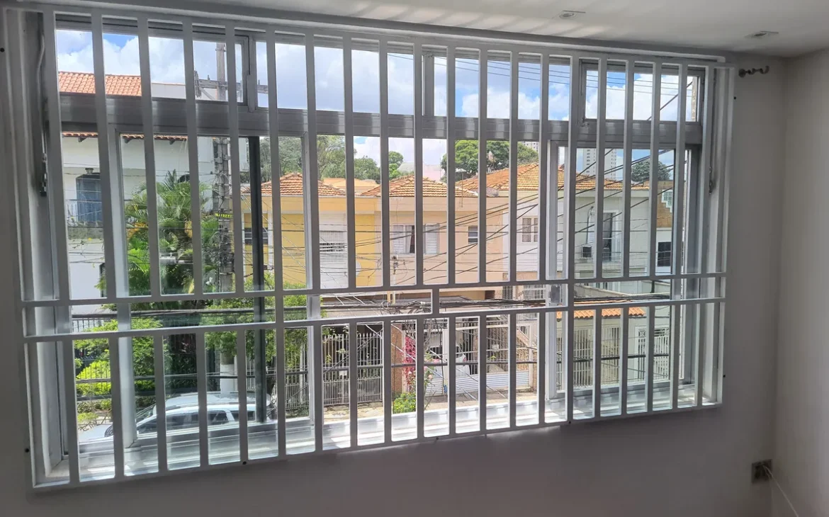 Grade grande 2M x 1,20M instalada na parte interna / dentro da casa
a Grade janela branca com barras verticais e espaços para colocar a mão e
fechar os vidros centralizado fabricada pela serralheria solo brasileiro
instalado no Parque Novo Oratório Santo, André