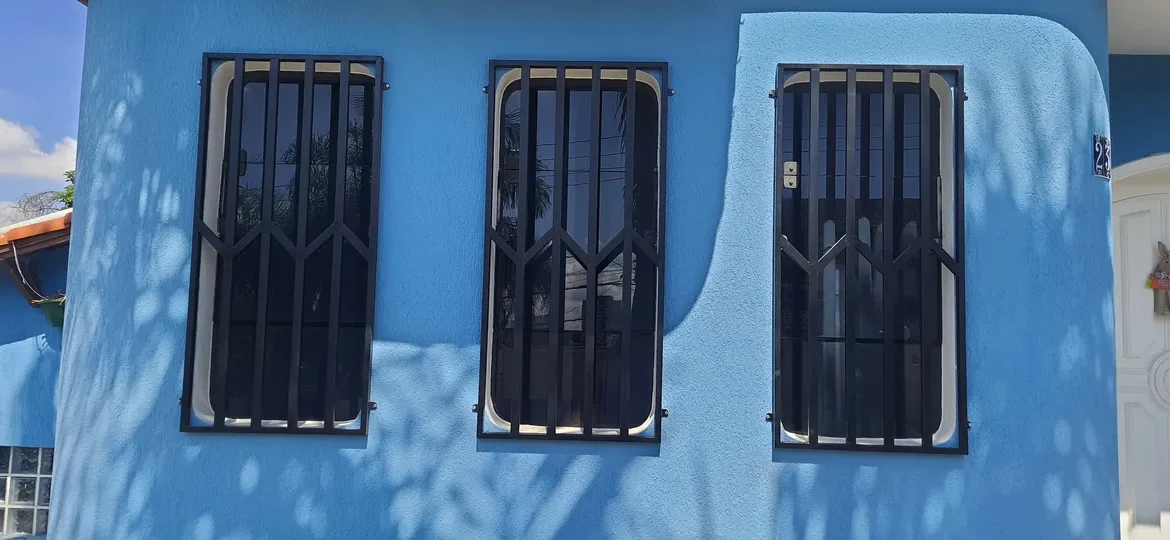 imagem Grade janela preto fosco com barras verticais com desenho em
Zig Zag centralizado fabricada pela serralheria solo brasileiro instalado no
Parque Novo Oratório Santo, André