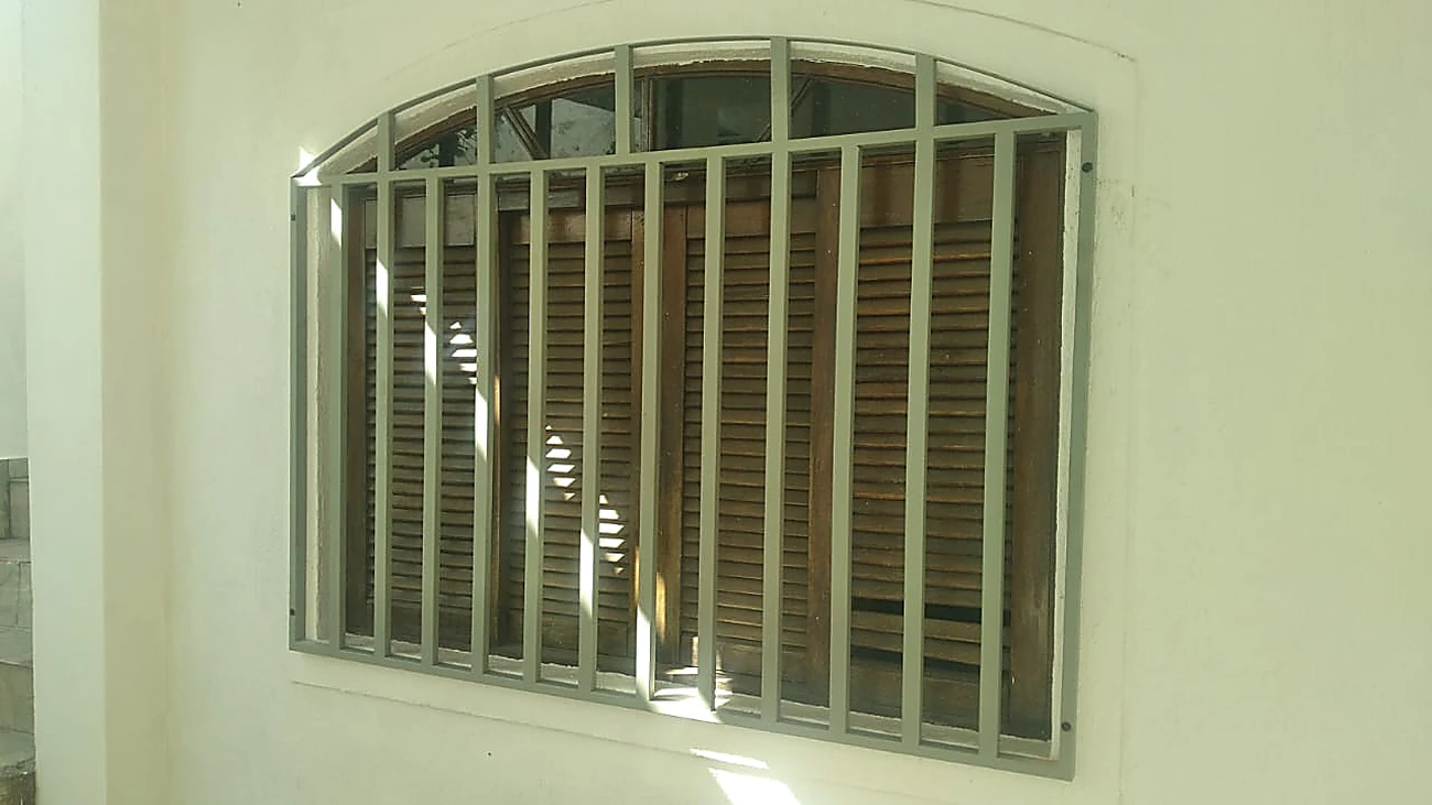 Grade de Ferro para Janela de Madeira com Arco Modelo Diagonal na Cor Cinza