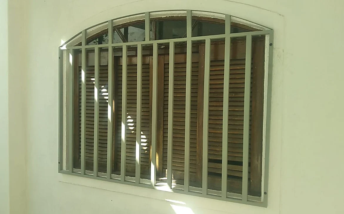 grades para janela no Jardim Pazini, Taboão da Serra de ferro para
janela de madeira com arco modelo diagonal na cor cinza fabricada sob medida
por serralheria especializada