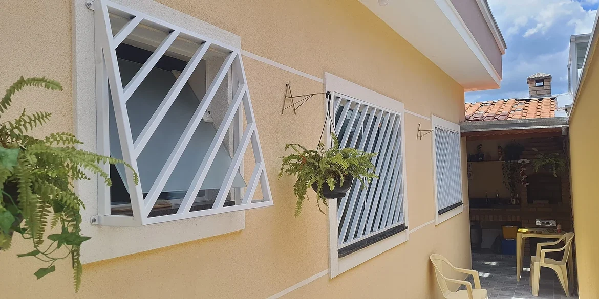 grades para janela no Jardim Pazini, Taboão da Serra para vitrô em
ferro sob medida ideal para banheiro e área de serviço com ventilação e
segurança