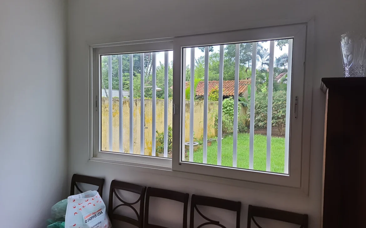grades para janela no Jardim Pazini, Taboão da Serra modelo
paletada vertical branca para janela de vidro com acabamento profissional e
instalação segura
