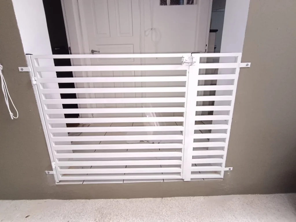 portao para cachorro paletado horizontalmente na cor branca com trinco na Vila Nossa Senhora Aparecida, Zona Sul de São Paulo