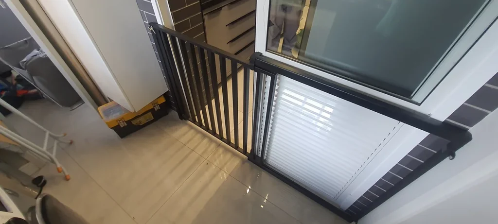 portaozinho de correr sob medida na cor preto fosco para cachorro de pequeno porte feito sob medida fabricado pela serralheria solo brasileiro