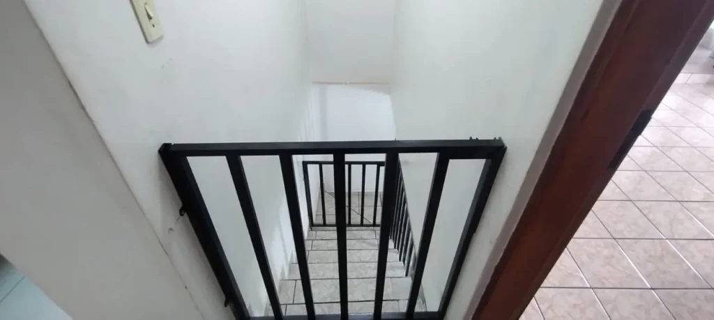 portão para escada fabricado e instalado na Vila Nossa Senhora Aparecida pela serralheria solo brasileiro para garantir proteção