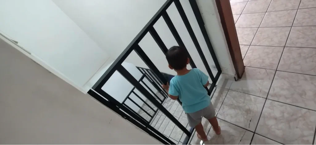 portão para criança fabricado e instalado na Vila Nossa Senhora Aparecida, Zona Sul de São Paulo pela serralheria solo brasileiro impedindo a criança de passar para garantir sua proteção