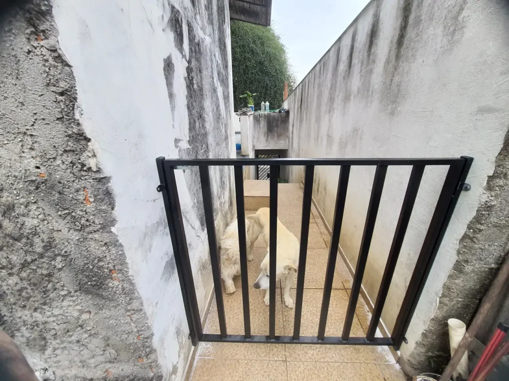 portao para cachorro de pequeno e medio porte na cor preto feito sob medida fabricado pela serralheria solo brasileiro e instalado na Vila Nossa Senhora Aparecida, Zona Sul de São Paulo