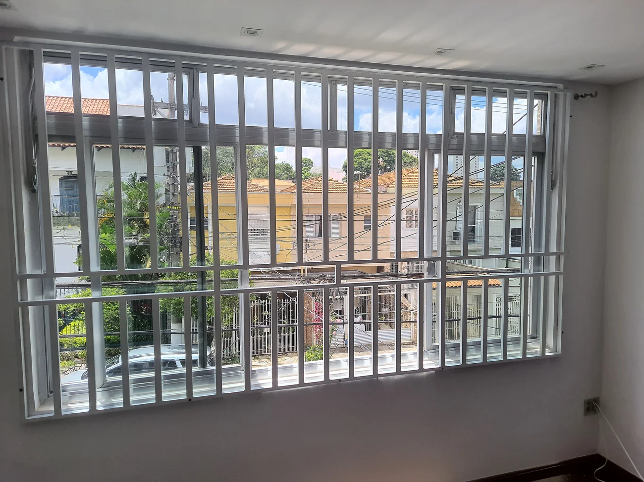 Grade Janela para Parte Interna Modelo Paletada Vertical na Cor Branca