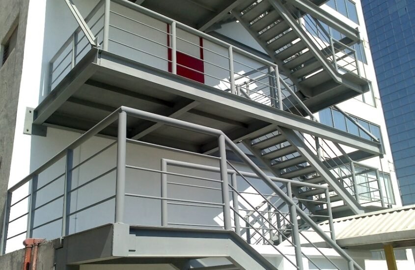 Escada Metálica industrial interna externa fabricação e reforma escada de ferro pra fabricas, empresas, oficinas, academias, restaurantes intura preta,branca ou pintura cor a escolha do cliente bem como opção de aplicação de degraus de madeira granito ou porcelanato