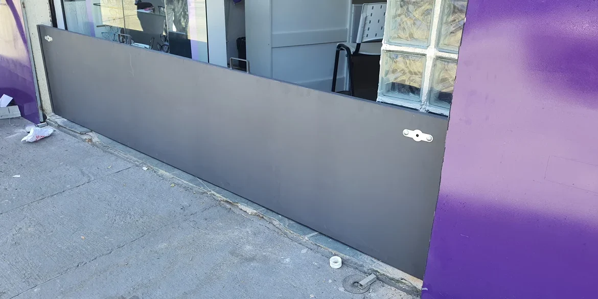 serviço de serralheria na Vila Invernada, Zona Leste de São Paulo - comporta para proteção de porta de aço fabricada pela serralheria solo brasileiro 