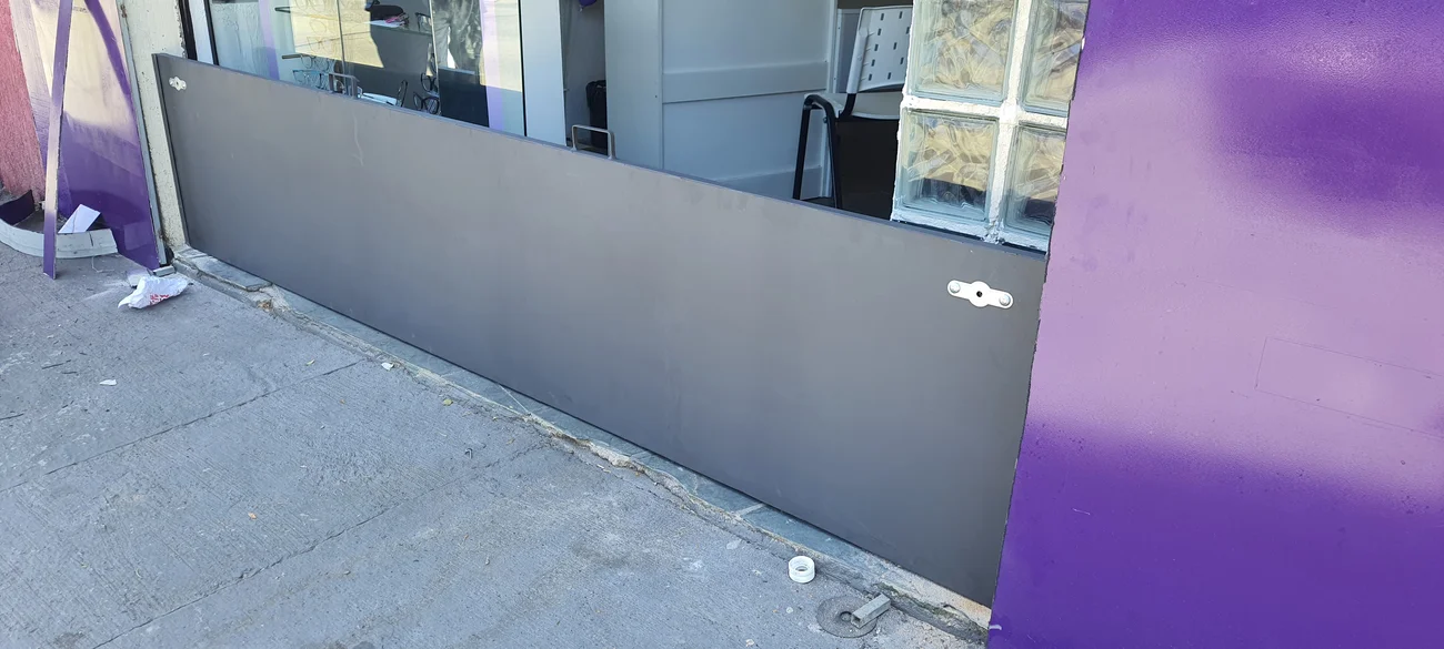 Referência visual de comporta anti-vandalismo - acabamento para avaliação em Jardim Brasil, Zona Norte de São Paulo