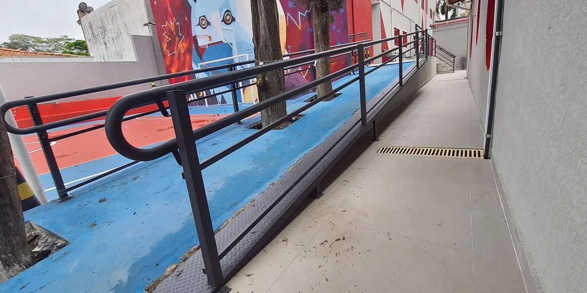 corrimao para rampas acessibilidade feito pela serralheria solo brasileiro