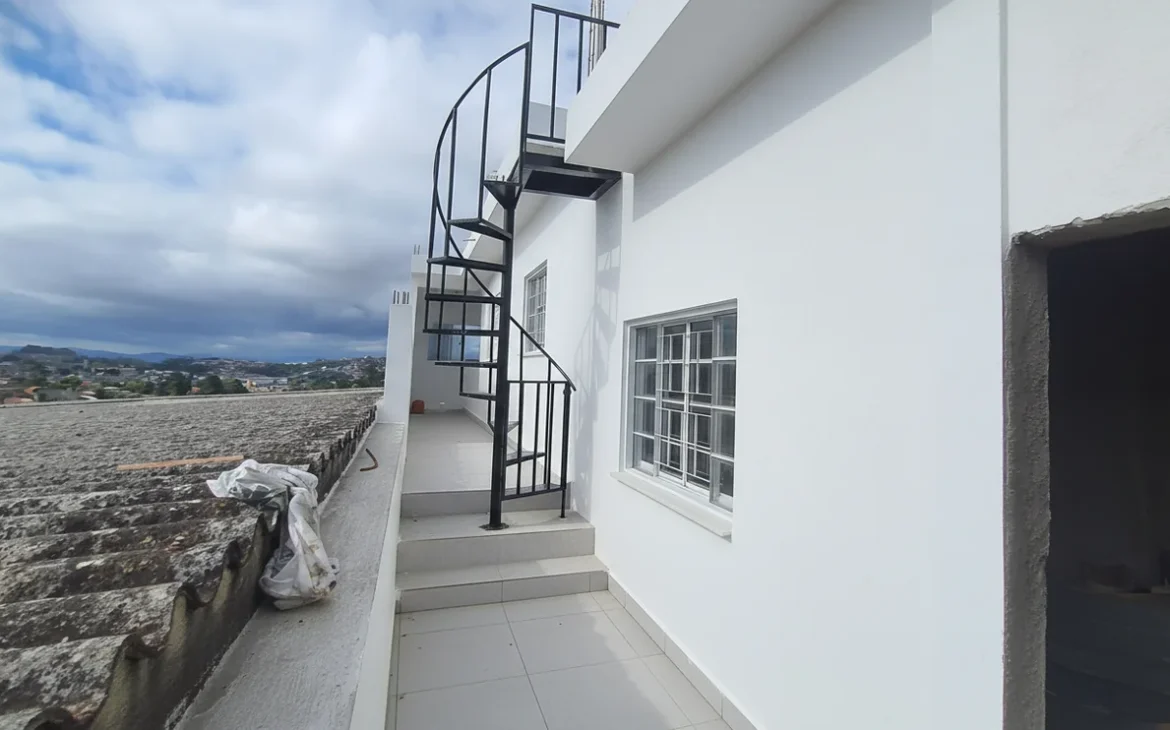 serviço de serralheria na Vila Invernada, Zona Leste de São Paulo - escada caracol de ferro com portãozinho fabricada pela serralheria solo brasileiro 