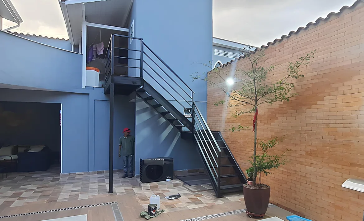 serviço de serralheria na Vila Invernada, Zona Leste de São Paulo - escada metálica fabricada pela serralheria solo brasileiro 