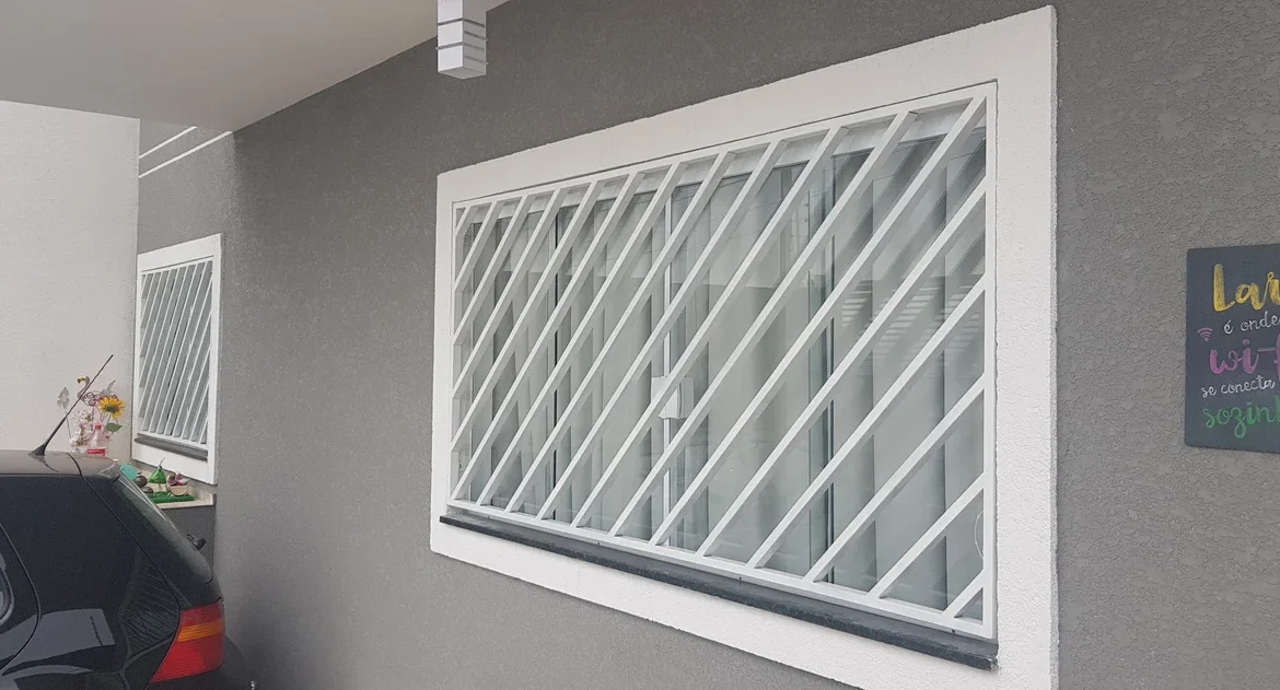 serviço de serralheria na Vila Invernada, Zona Leste de São Paulo - Grade para janela com desenho diagonal na cor branca fabricada pela serralheria solo brasileiro 