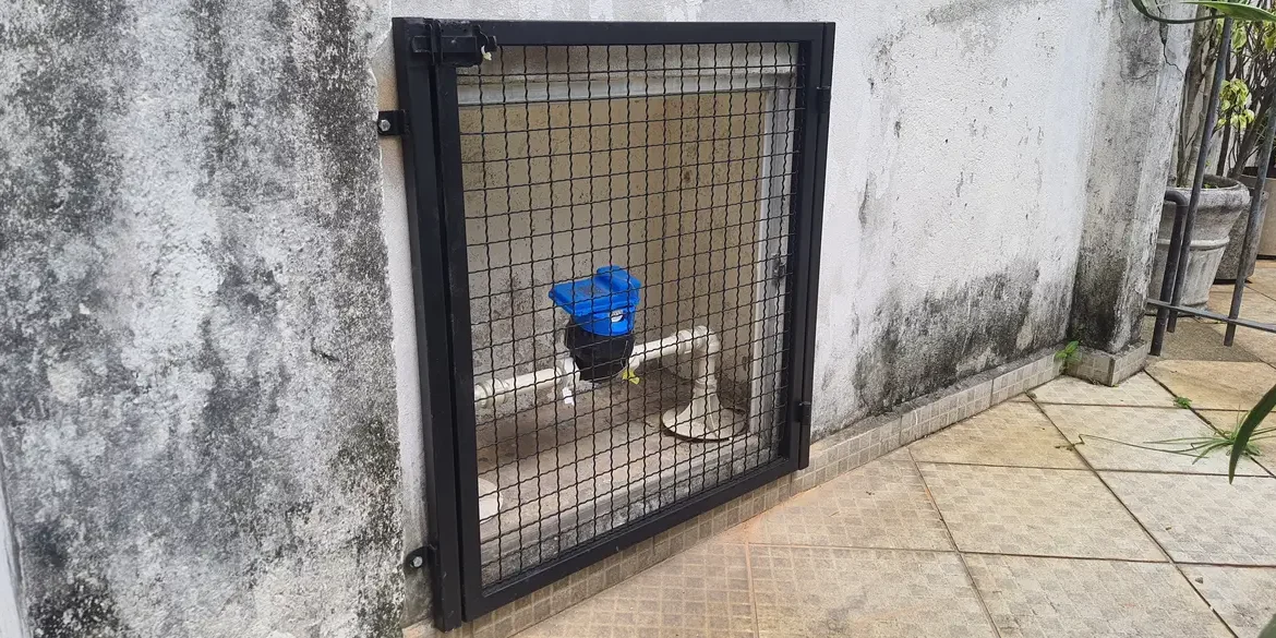 serviço de serralheria na Vila Invernada, Zona Leste de São Paulo - grade em tela para proteção de medidor de agua fabricada pela serralheria solo brasileiro 
