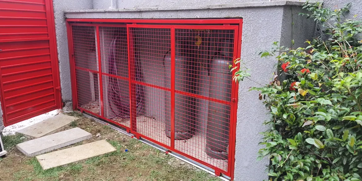 serviço de serralheria na Vila Invernada, Zona Leste de São Paulo - grade em tela para proteção de bujões de gás ideal para escolas, restaurantes etc. fabricada pela serralheria solo brasileiro 