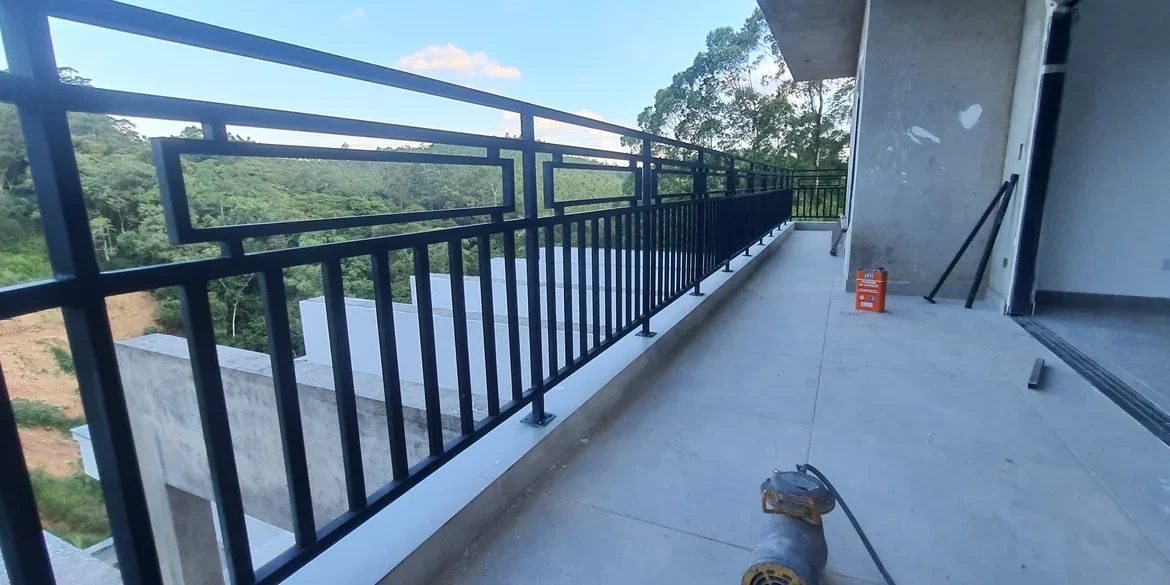 imagem do guarda corpo preto fosco com desenho já com a instalação e montagem finalizada no Parque Primavera, Guarulhos 