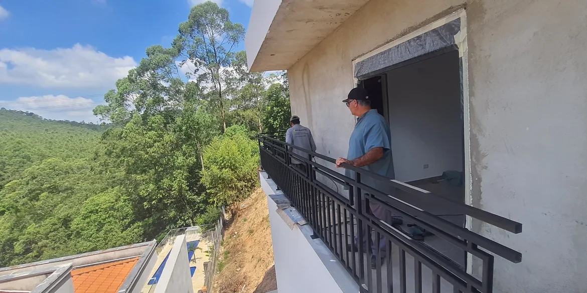equipe de serralheiros profissionais da serralheria solo brasileiro fazendo a montagem de outro guarda corpo no Parque Primavera, Guarulhos modelo lindo com desenho e pintado na cor preto fosco 