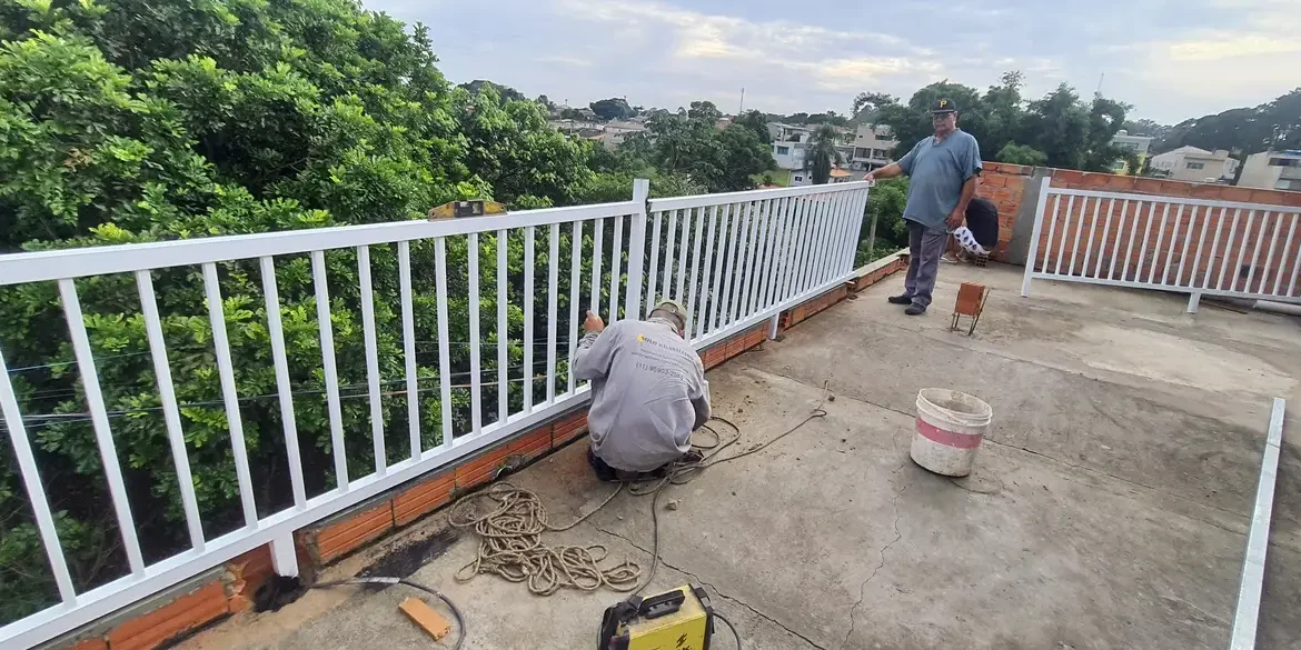 equipe de serralheiros profissionais da serralheria solo brasileiro fazendo a montagem do guarda corpo na Vila Invernada, Zona Leste de São Paulo 