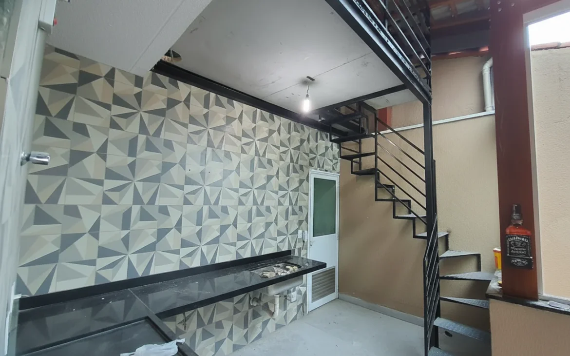 serviço de serralheria na Vila Invernada, Zona Leste de São Paulo - Mezanino metálico com escada metálica e corrimão residencial fabricado pela serralheria solo brasileiro 