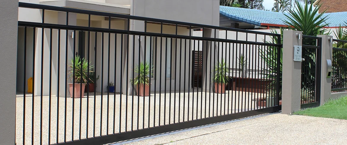 serviço de serralheria na Vila Invernada, Zona Leste de São Paulo - portão deslizante paletado verticalmente para condomínio