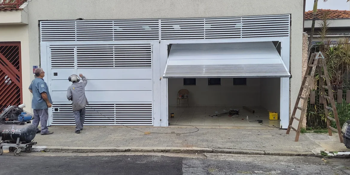 serviço de serralheria na Vila Invernada, Zona Leste de São Paulo - imagem da equipe de serralheiros da solo brasileiro fazendo a montagem de um portão basculante