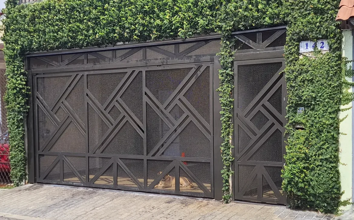 serviço de serralheria na Vila Invernada, Zona Leste de São Paulo - imagem final do portão basculante modelo de catavento na cor bronze envelhecido feito pela serralheria solo brasileiro - este ficou lindão! 