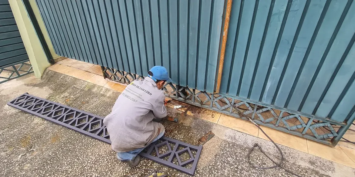 serviço de serralheria na Vila Invernada, Zona Leste de São Paulo - serralheiro profissional da solo brasileiro realizando a reforma de um portão! Neste caso, ele esta trocando a parte inferior do portão que estava enferrujada e danificada.